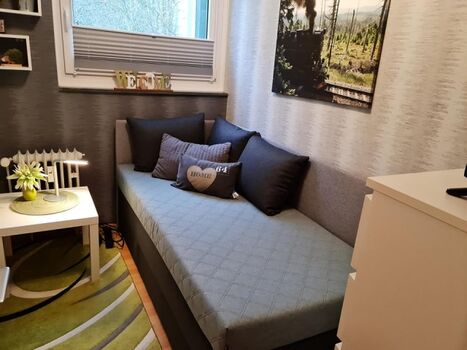 Das zweite, kleine Schlafzimmer mit Boxspringbett und TV
