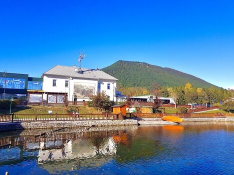 Der Bahnhof Puchberg/Schneeberg und der Teich des Kurparks 
