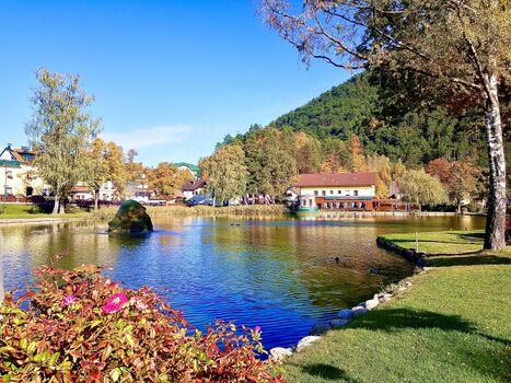 Der Kurpark mit Teich und das Parkcafe  „Langegger“  hervorragend zum draußen sitzen bei Kaffee und Torte