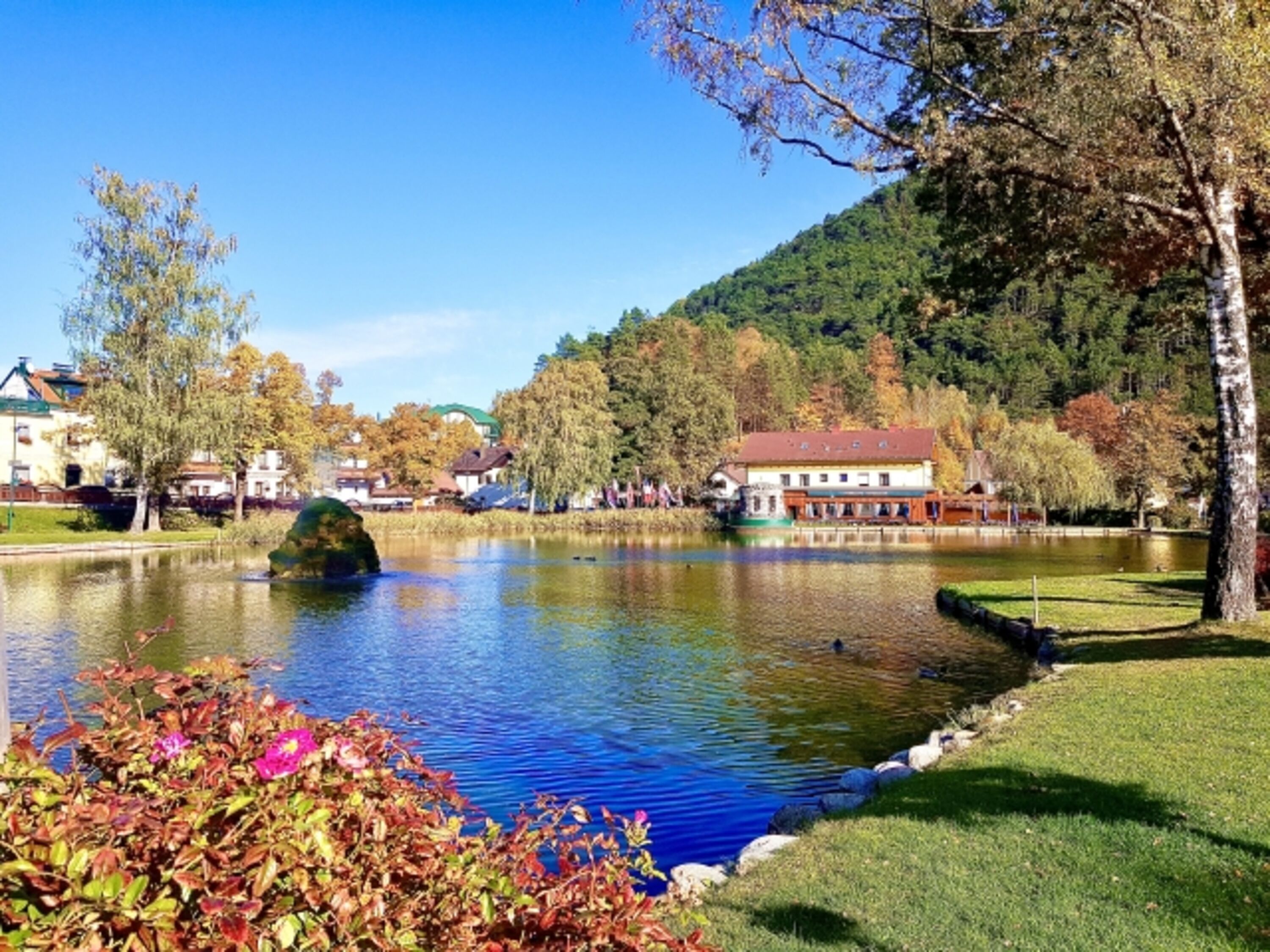 Der Kurpark mit Teich und das Parkcafe „Langegger“ hervorragend zum draußen sitzen bei Kaffee und Torte