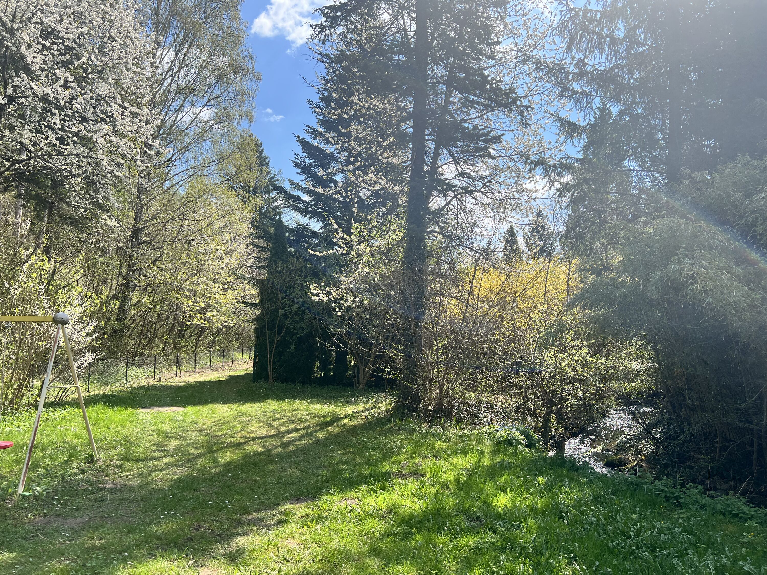 Garten mit Bach