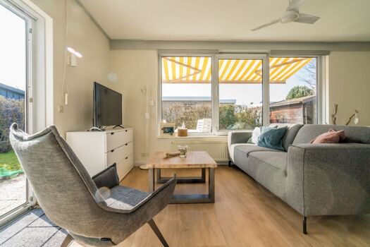 Das helle, neu eingerichtete Wohnzimmer