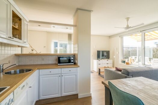 Die offene Küche mit Essgruppe