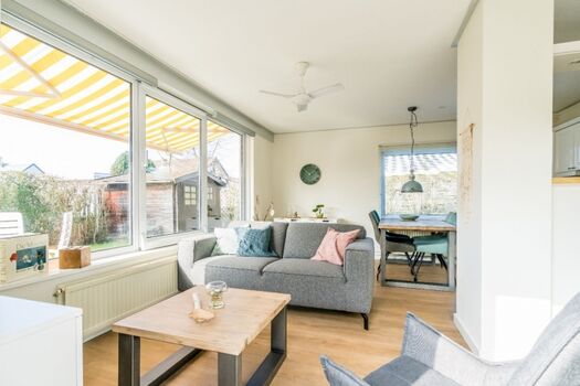 Wohnzimmer mit Sitzecke und Essecke