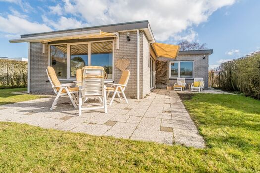 Die sonnige Terrasse mit Gartengruppe und Liegen