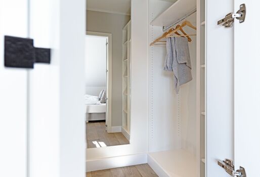 Schlafzimmer eins im OG mit Begehbaren Kleiderschrank