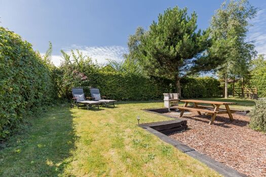 Der sonnige, eingezäunte Garten mit Liegen