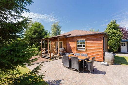 Der riesige Garten mit Gartengruppe und Liegen