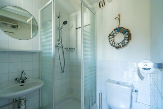 Badezimmer Gästewohnung mit Dusche, Waschbecken und Toilette