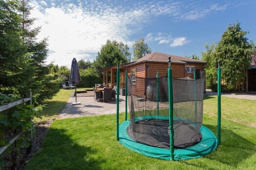 Der große Garten mit Trampolin