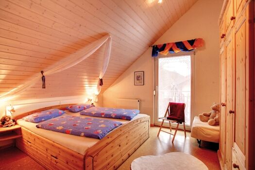 Schlafzimmer mit Doppelbett