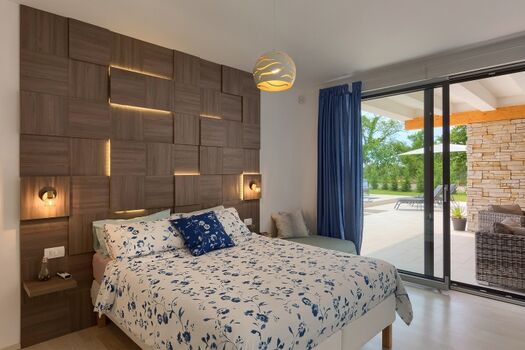 Schlafzimmer mit Doppelbett