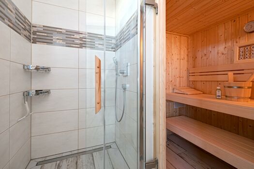 Saunabereich und Dusche im EG