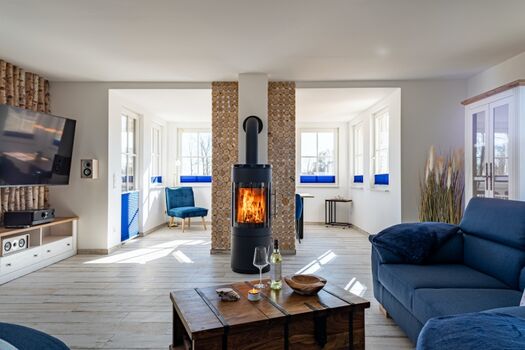 offener Wohnbereich mit Kamin