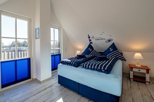 Schlafzimmer 1 mit Doppelbett und Balkonzugang