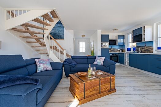 Wohnzimmer mit Aufgang OG und Küche