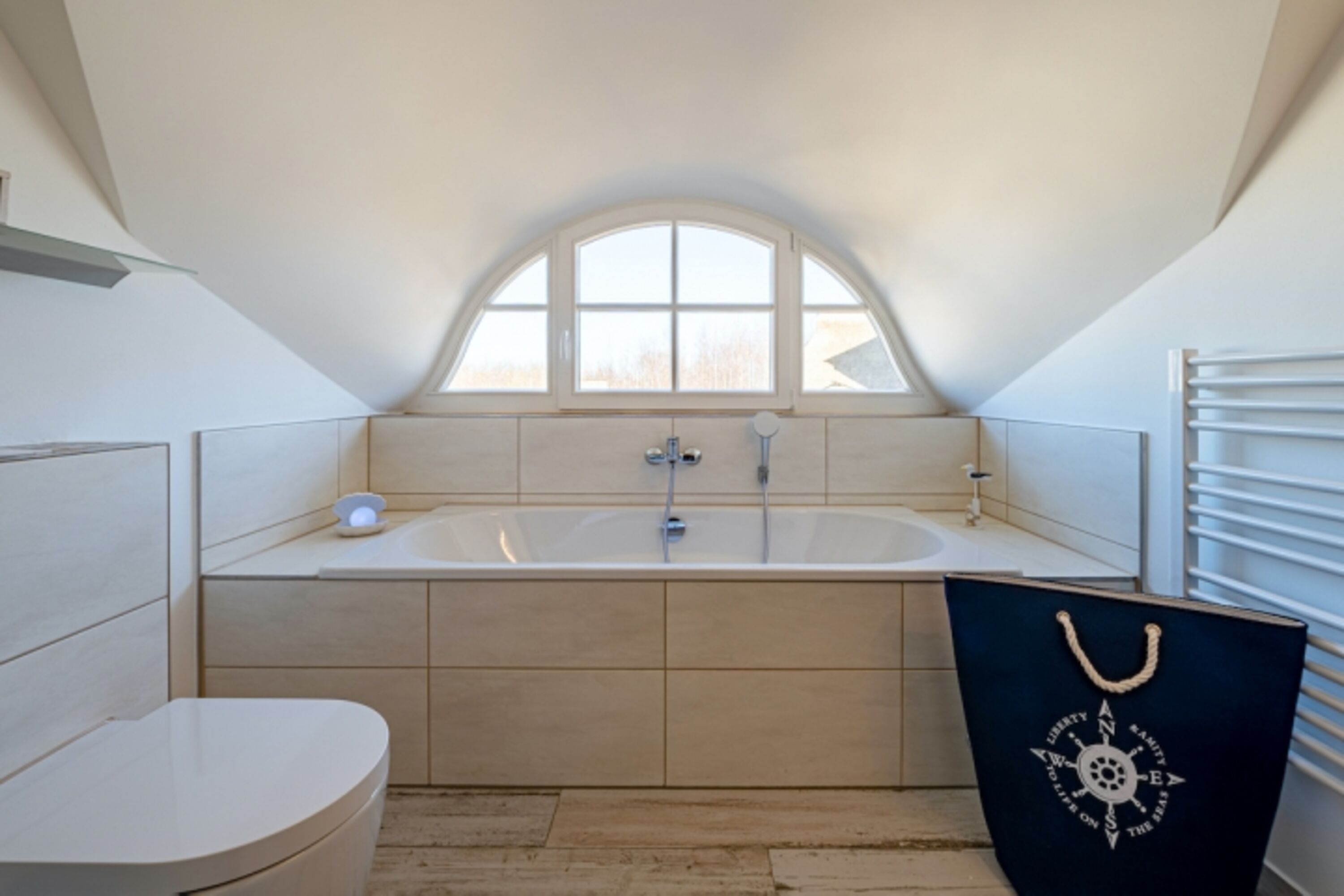 Badezimmer mit Badewanne und Dusche OG