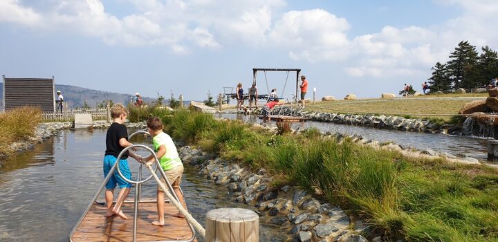 Ein toller Spielplatz mit Wasser