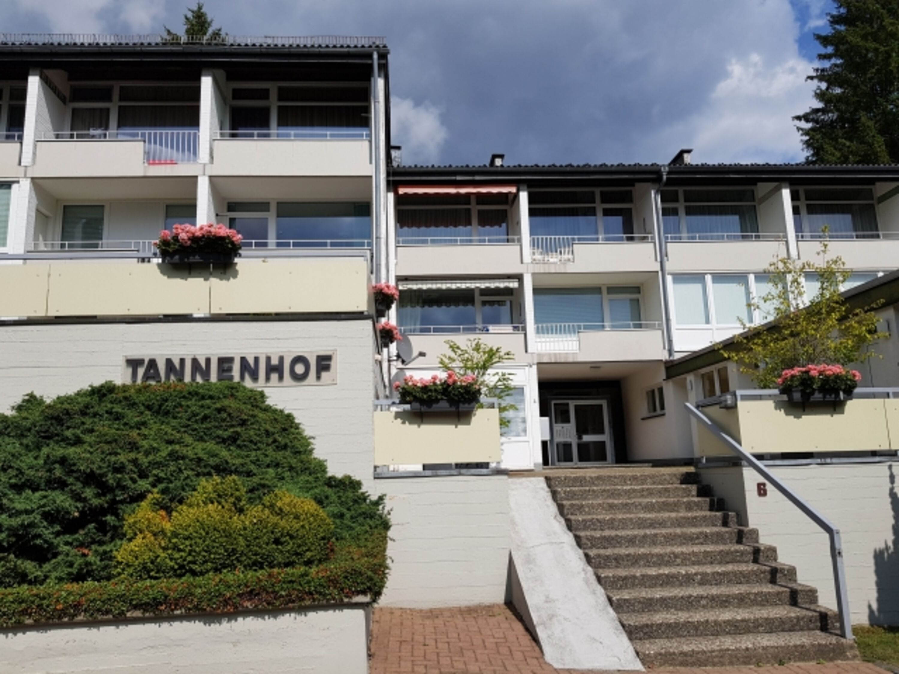 Der Eingang vom Tannenhof