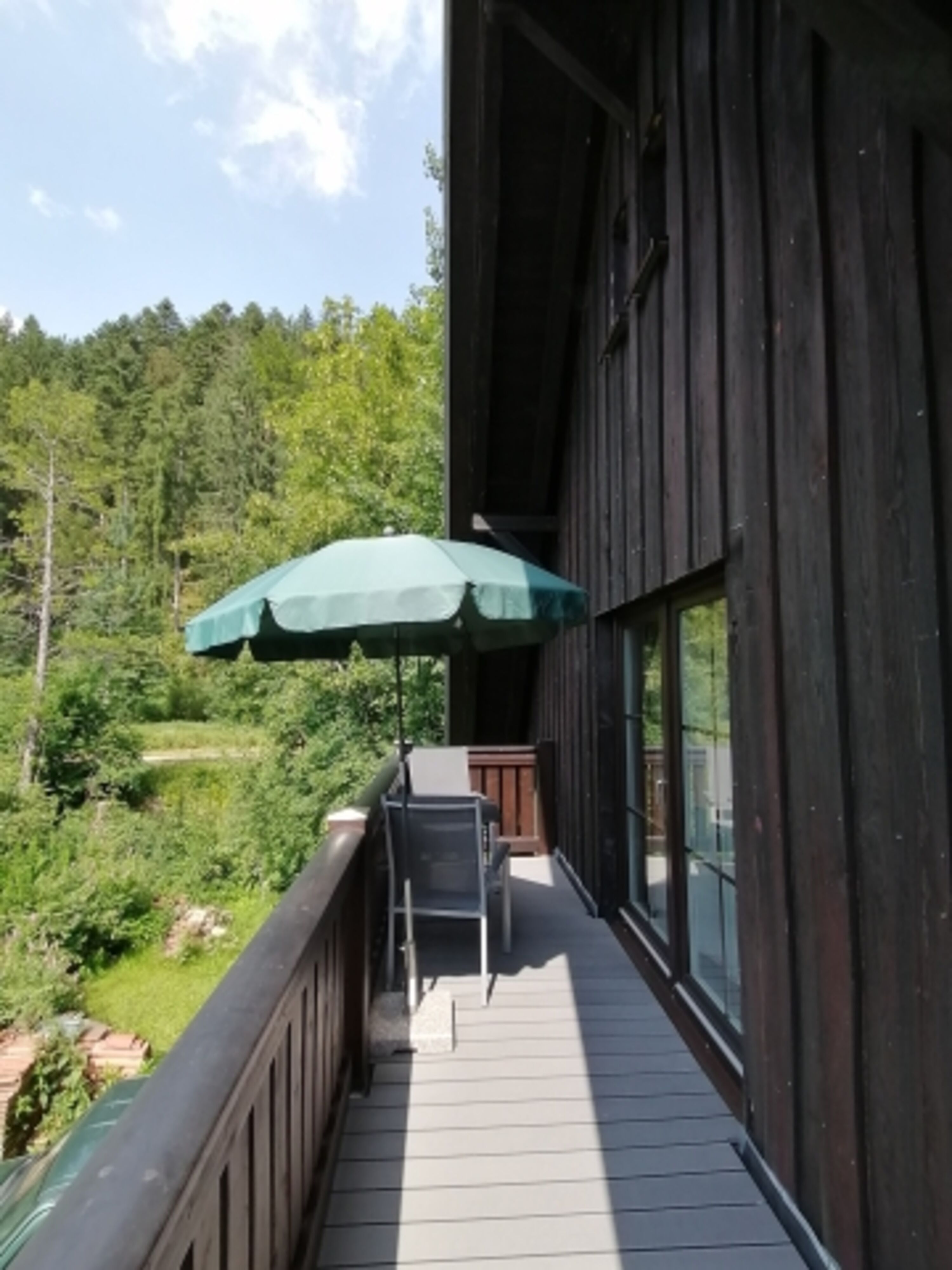Großer Balkon, der auch der Zugang ist