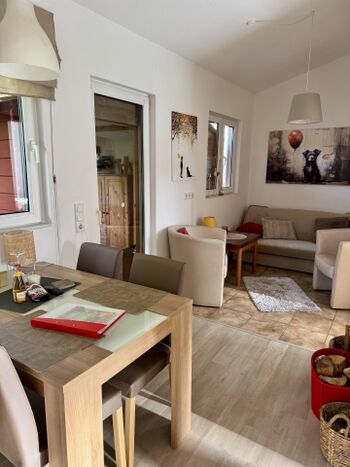 Eßbereich mit Blick ins Wohnzimmer