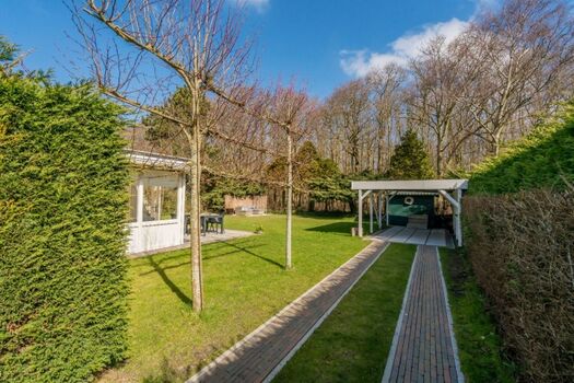 Parkplatz (2 Autos) auf eigenem Gelände und Gartenhaus für Fahrräder