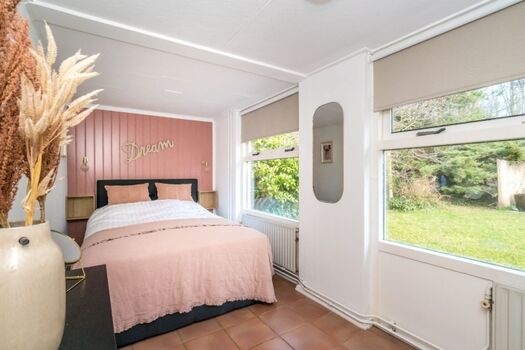 Schlafzimmer 1 mit Doppelbett und Schrank