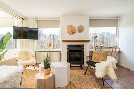 Sitzecke mit Sofa und gemütlichem Kamin