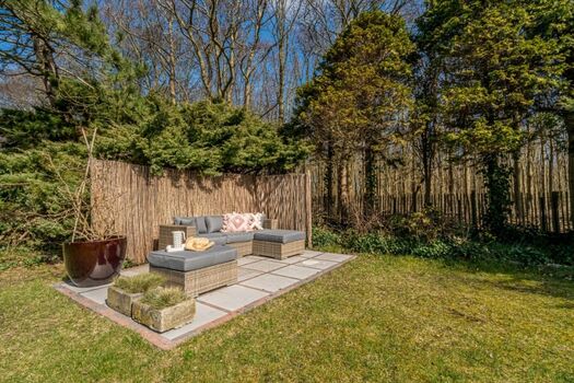 Die sonnige Terrasse mit Lounge-Ecke