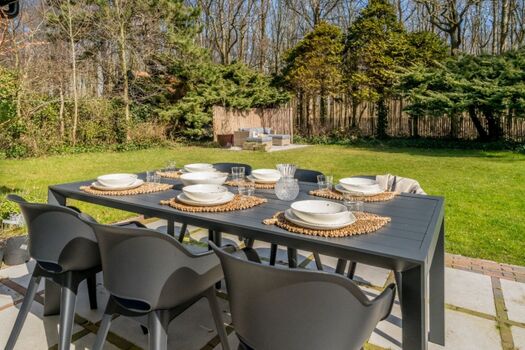 Die sonnige Terrasse mit Gartengruppe