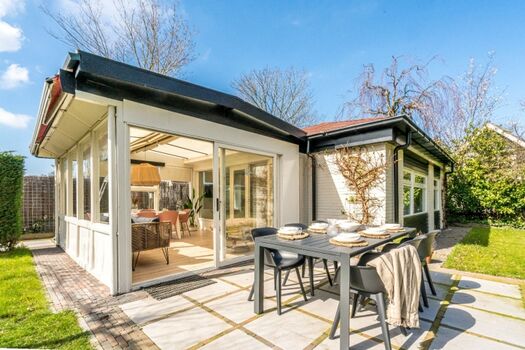 Die sonnige Terrasse mit Gartengruppe