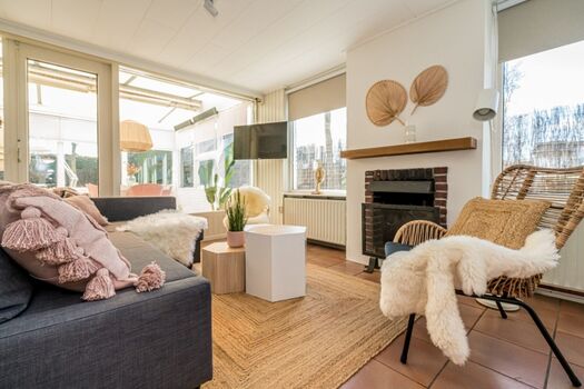 Das helle, geschmackvoll eingerichtete Wohnzimmer