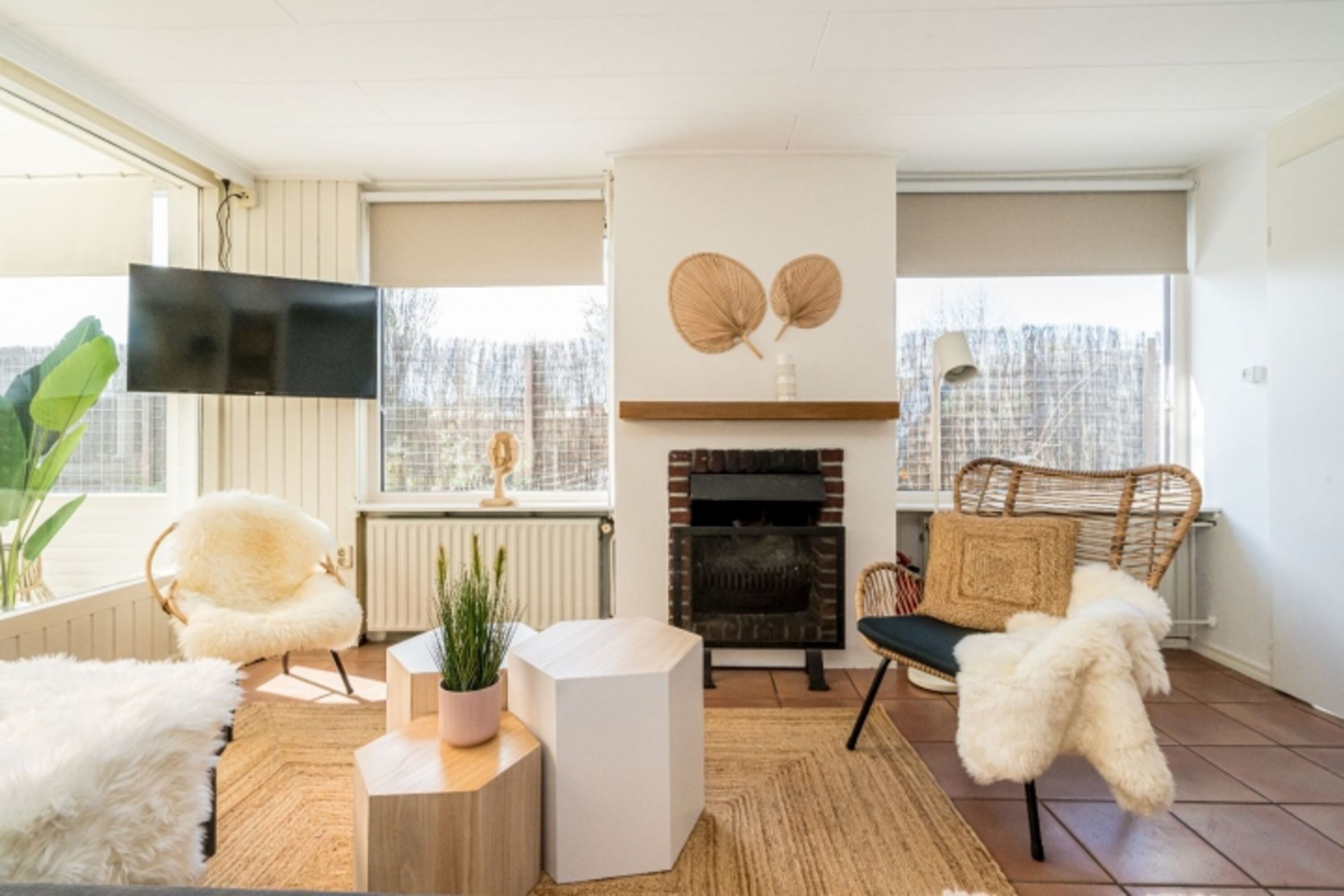 Sitzecke mit Sofa und gemütlichem Kamin