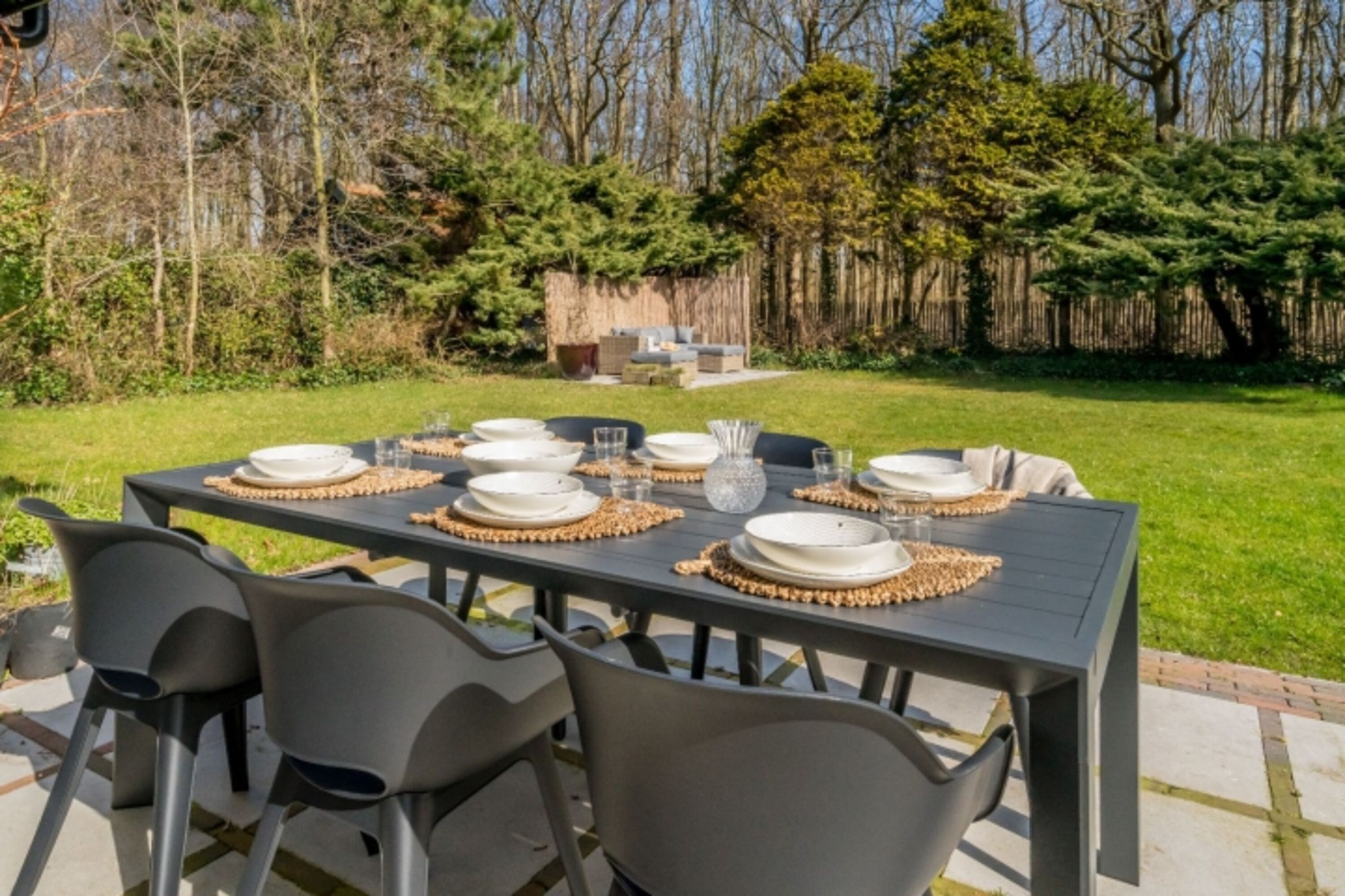 Die sonnige Terrasse mit Gartengruppe
