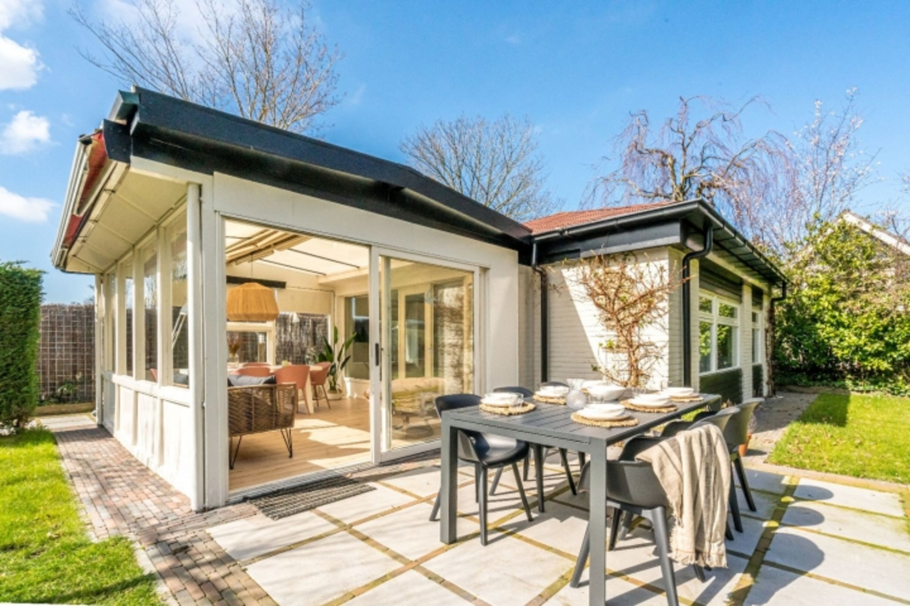 Die sonnige Terrasse mit Gartengruppe