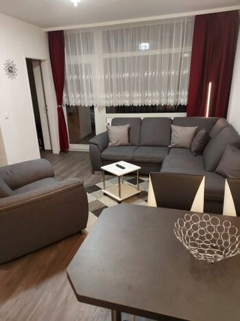 Wohnzimmer mit großer Sitzgarnitur lädt zum Verweilen ein