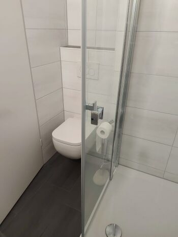 Modernes Badezimmer mit Dusche