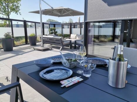 Blick auf Terrasse mit Eßtisch