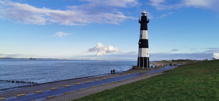 Breskens Strand mit <leuchtturm