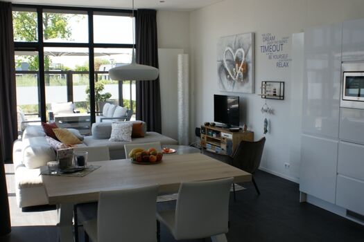 Wohnzimmer  mit Blick auf Terrasse 