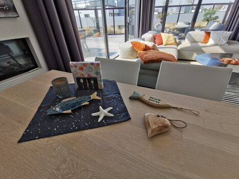 Herzlich willkommen! Eßtisch und Gaskamin