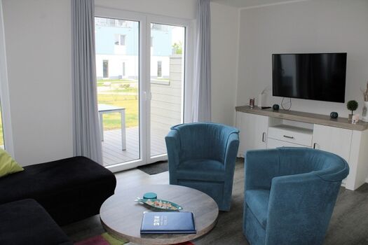 mit Sesseln und Fernseher