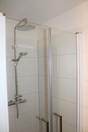 und eine separate Dusche