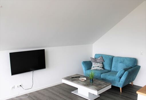 Sofaecke mit Fernseher auf der Galerie