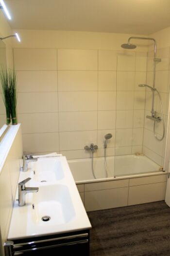 Vollbad mit einer zusätlichen Duschmöglichkeit in der Wanne