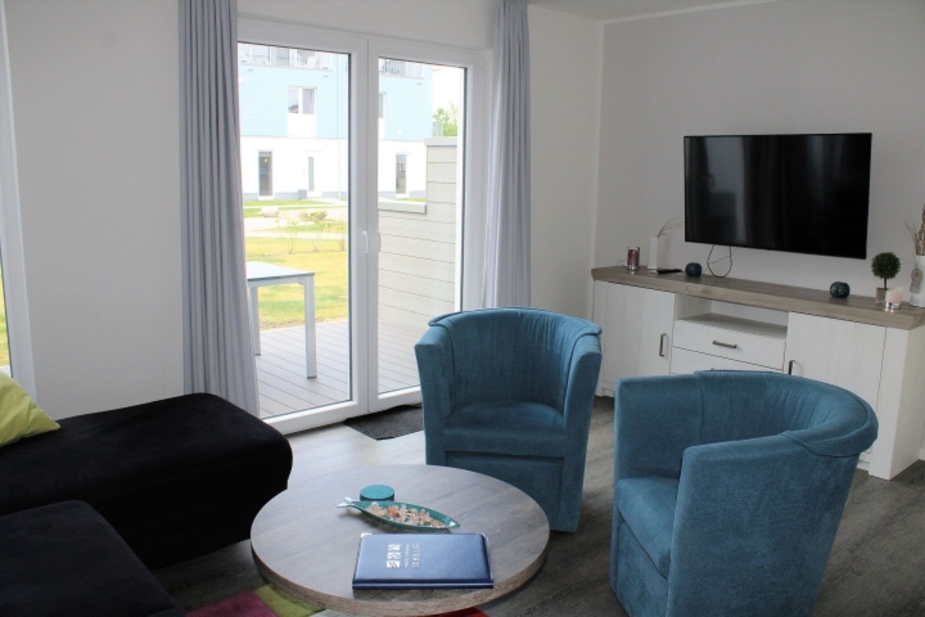 mit Sesseln und Fernseher