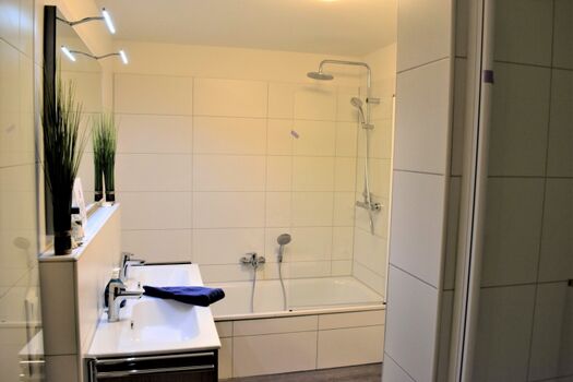 Badewanne mit Dusche