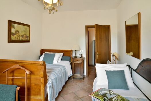 Schlafzimmer mit 2 Betten