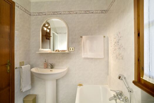 Bad mit Wanne und Dusche