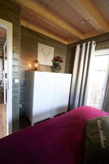 Schlafzimmer mit Balkontür nach draußen